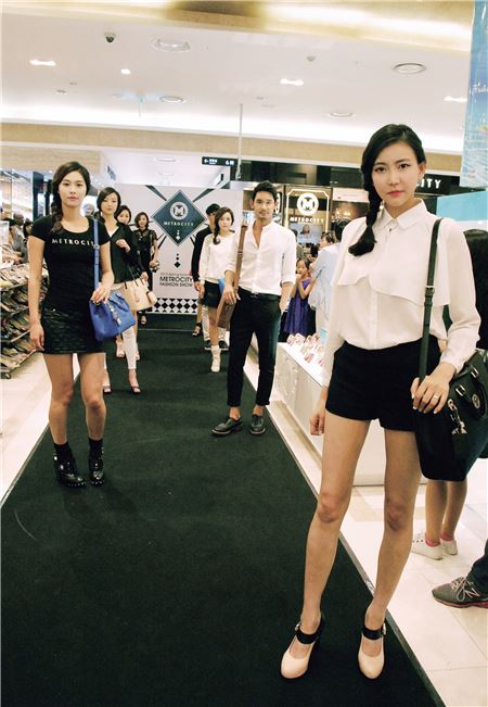 메트로시티 2013 S/S 패션쇼, 박수 갈채 속 성료 기사의 사진