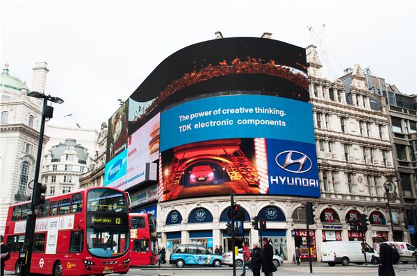 현대자동차가 오는 2018년까지 영국 런던의 랜드마크로 유명한 '피카딜리 서커스' 광장 전광판에 브랜드 광고를 상영하기로 계약을 연장했다. 사진 제공=현대자동차
