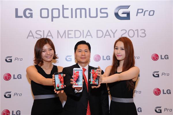 LG전자 MC마케팅커뮤니케이션담당 김종훈 전무가 '옵티머스 G Pro'를 들고 포즈를 취하고 있다. 사진제공=LG전자