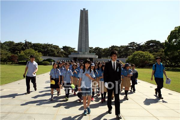 한국청소년남서울연맹, 현충탑 참배. 이주현 기자 juhyun@newsway.co.kr