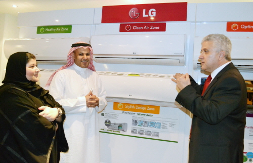 LG전자는 섭씨 60도 이상의 고온에도 강력한 냉방 성능을 제공하는 지역 특화 에어컨 ‘타이탄 빅 Ⅱ’를 중동 지역에 출시한다. 사우디아라비아의 에어컨 매장에서 고객들이 제품을 체험하고 있다. 사진제공=LG전자