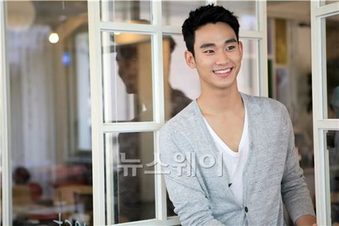  김수현 은밀하게 위대하게 인터뷰 “잘 생겼다!” 기사의 사진