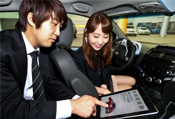 한국GM이 4일부터 태블릿 PC를 활용한 자동차 매매계약 시스템을 시범 운영한다. 사진은 태블릿 PC를 활용한 고객 상담 시연 장면. 사진 제공=한국GM