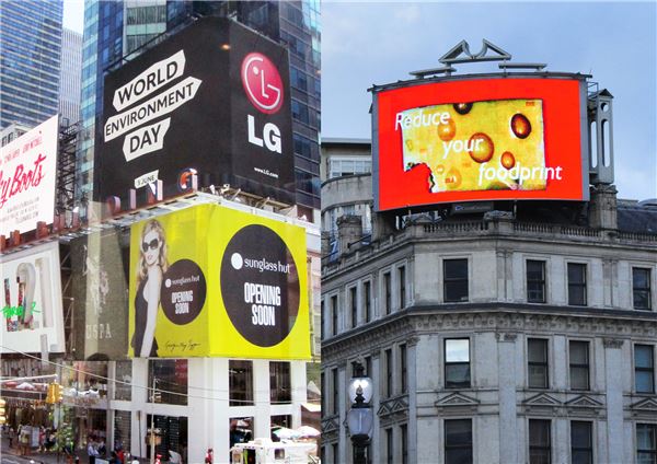 뉴욕 타임스퀘어 및 런던 피카딜리 광장에 위치한 LG전자 전광판에 유엔환경계획(UNEP)의 '식품발자국 줄이기' 캠페인 홍보 영상이 방영되고 있다. 사진제공=LG전자