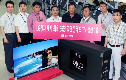 LG전자 구미 TV공장에서 직원들이 곡면 올레드 TV 양산 1호 제품과 함께 기념촬영하고 있다. 사진=LG전자