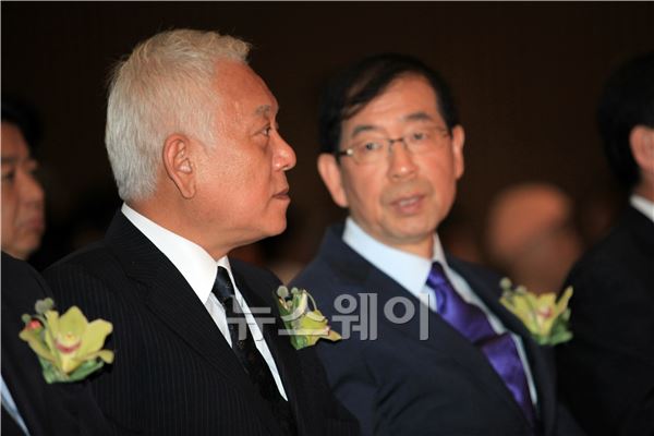제26주년 '6·10민주항쟁' 기념식에 참석한 김한길 민주당 대표(왼쪽)와 박원순 서울시장이 대회를 나누고 있다.