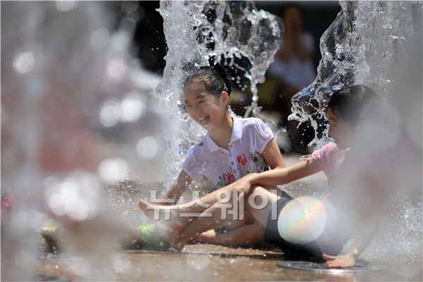 시청앞광장 분수대에서 물줄기를 맞으며 즐거워하는 어린이들. 이주현 기자 juhyun@newsway.co.kr