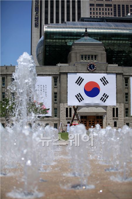 시원한 물줄기를 뿜어내고 있는 서울시청광장 앞 분수. 이주현 기자 juhyun@newsway.co.kr