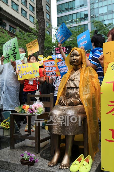 정기수요집회에 참석한 어린이들이 할머니들을 응원하고 있다. 이주현 기자 juhyun@newsway.co.kr