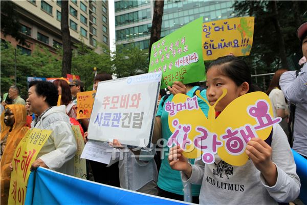 정기수요집회에 참석한 어린이들이 할머니들을 응원하고 있다.  이주현 기자 juhyun@newsway.co.kr
