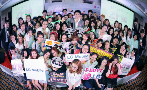 LG전자가 13일(태국 현지시각) 저녁 태국 방콕의 그랜드 센터 포인트 호텔에 자사 스마트폰 구매 고객 100 여명을 초청해 ‘2PM 화상 팬미팅’ 행사를 개최했다. 사진=LG전자