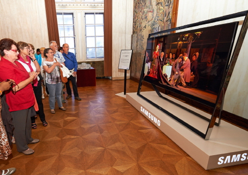 오스트리아 빈 국립 오페라하우스를 방문한 관람객들이 삼성전자의 85형 UHD TV를 통해 상영되는 UHD 화질의 오페라 '라보엠'을 감상하고 있다. 사진=삼성전자