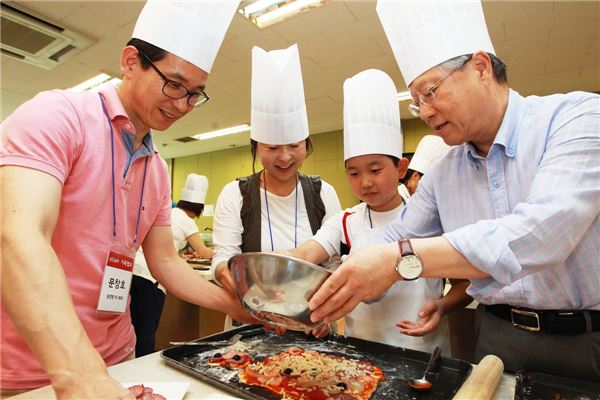 행사 현장을 방문한 KT 이석채 회장이 직원 및 가족들과 함께 피자를 만들며 즐거운 시간을 보내고 있는 모습