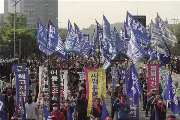 전체적인 자동차 산업의 정체가 우려되고 있는 가운데 국산차업계의 올 여름 노사 관계가 순탄치 않게 전개될 것으로 전망되고 있다. 사진은 지난 5월 16일 서울 양재동 현대차그룹 본사 앞에서 열린 금속노조 조합원들의 결의대회. 사진=현대자동차 노동조합