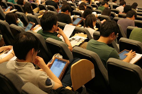 SK텔레콤의 UBT시스템으로 시험을 보는 학생들. (사진=SK텔레콤)