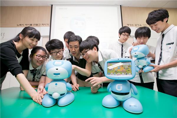 서울 로봇고 키봇 동아리 학생들이 KT의 현직 로봇 개발자를 통해 키봇2의 작동 원리를 배우고 있다. 사진=KT