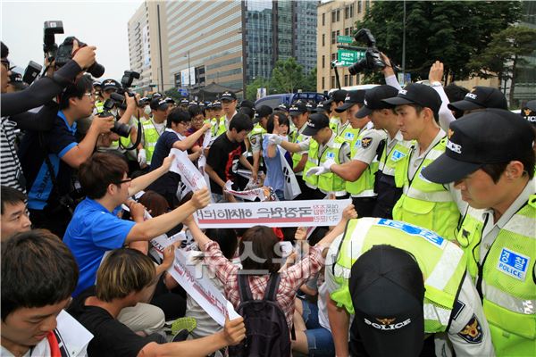 '국정원 사건' 국정조사를 촉구하며 청와대로 행진을 시도했던 대학생들이 연행되고 있다. 이주현 기자 juhyun@newsway.co.kr