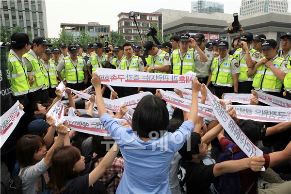 '국정원 사건' 국정조사를 촉구하며 청와대로 행진을 시도했던 대학생들이 경찰들에 의해 둘러싸여 있다. 이주현 기자 juhyun@newsway.co.kr