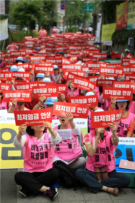 여성 노동자 500여명이 최저임금 5,910원을 보장하라고 외치고 있다.  이주현 기자 juhyun@newsway.co.kr