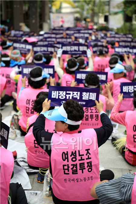 여성 노동자 500여명이 최저임금 5,910원을 보장과 비정규직 철폐를 외치고 있다. 이주현 기자 juhyun@newsway.co.kr