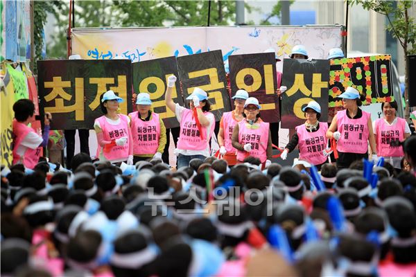 여성 노동자 500여명이 최저임금 5,910원을 보장하라고 외치고 있다. 이주현 기자 juhyun@newsway.co.kr