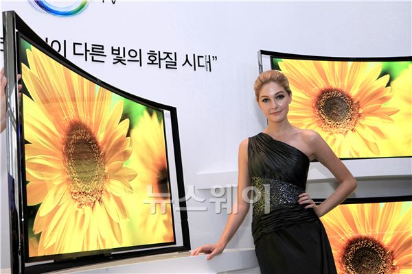 모델이 삼성전자의 커브드 OLED TV를 보여주고 있다. 이주현 기자  juhyun@newsway.co.kr