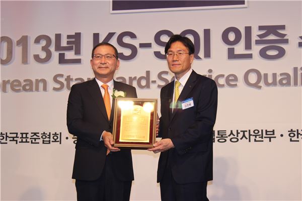 우리은행 김병효 부행장(사진 왼쪽)이 ‘2013년 한국서비스품질지수 은행부문 1위’ 인증패를 받고 김창룡 한국표준협회장과 기념촬영을 하고 있다. 사진=우리은행