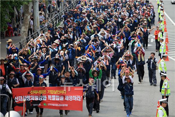 전국건설노동조합원들이 독립문 광장에서부터 시청 서울광장까지 행진을 하고 있다. 이주현 기자 juhyun@newsway.co.kr