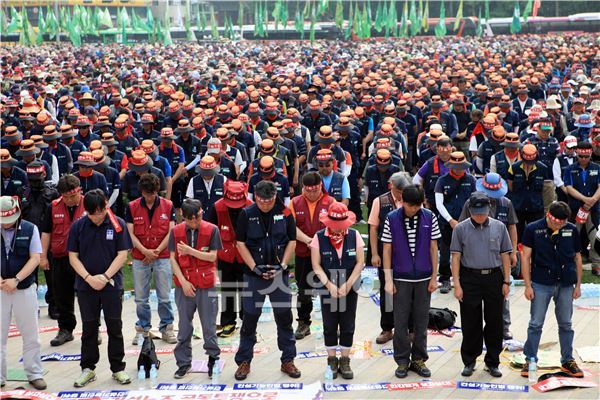 전국건설노동조합원들이 숨진 노동자를 위한 묵념을 하고 있다. 이주현 기자 juhyun@newsway.co.kr