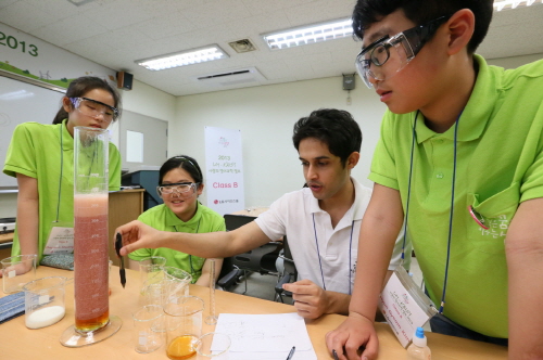 ‘LG-카이스트 사랑의 영어과학캠프’에 참가한 학생들이 카이스트 대학생과 천연계면 활성제를 활용한 천연화장품을 만드는 실험을 하고 있다. 사진=LG