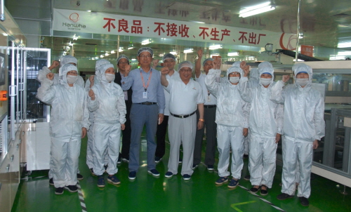 김연배 한화그룹 비상경영위원장(앞줄 왼쪽에서 네번째)이 중국 치둥에 위치한 한화솔라원 모듈공장을 방문해 직원들과 화이팅을 외치고 있다. 사진=한화