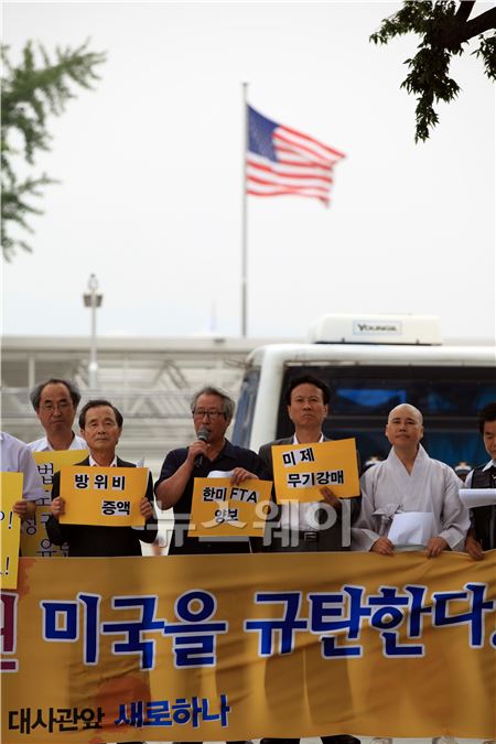 전국정치단체 ‘새로하나’가 주한 미국대사관 앞에서 미국의 불법도청을 규탄하는 기자회견을 하고 있다. 이주현 기자 juhyun@newsway.co.kr