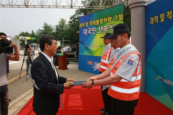 한국도로공사는 부채절감을 위한 자구 노력에도 사회 소외계층의 일자리 창출을 위해 전사적인 노력을 기울인다. 장석효 도로공사 사장이(왼쪽) ‘시니어 사원’에 임명장을 주고 있다. 사진=도로공사 제공