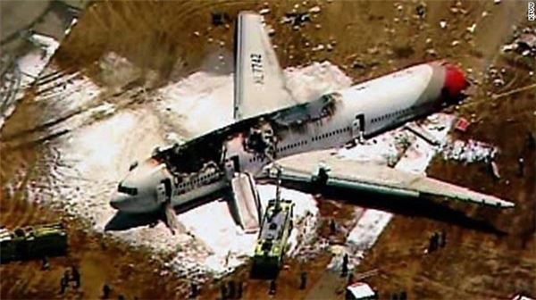 아시아나항공 보잉 777기(OZ214편)가 6일 오전 11시 28분께(현지시간) 미국 샌프란시스코 국제공항에 착륙하던 도중 활주로와 충돌해 동체에 화재가 발생했다. 사진=CNN 방송화면 캡처