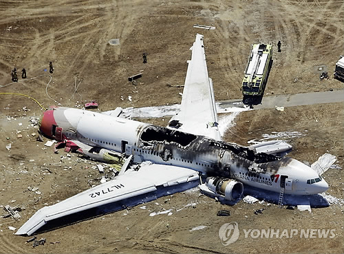 6일 오전(현지시간) 미국 샌프란시스코 공항에 착륙하다 활주로와 충돌한 아시아나항공 보잉777 OZ214편. 사진=AP-연합뉴스