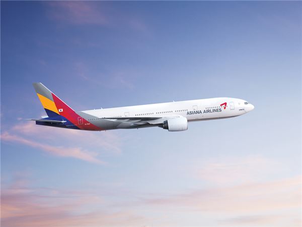 아시아나항공이 장거리 국제 여객 노선에 투입하고 있는 보잉 777 여객기. 사진 제공=아시아나항공