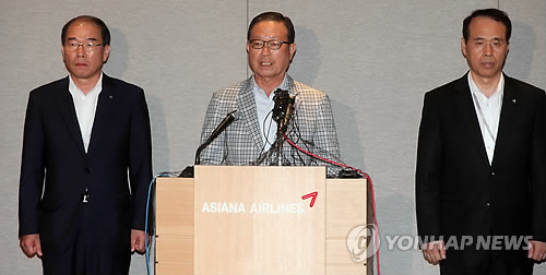 윤영두 아시아나항공 사장(가운데)이 7일 오후 서울 오쇠동 아시아나항공 본사 내 임시 기자실에서 보잉 777 여객기(OZ214편) 활주로 충돌사고에 대한 긴급 브리핑에 앞서 대국민 사과문을 읽고 있다. 윤 사장 옆에 선 임원들은 류광희 여객본부장 겸 전무(왼쪽)와 조규영 화물본부장 겸 전무(오른쪽). 사진=연합뉴스