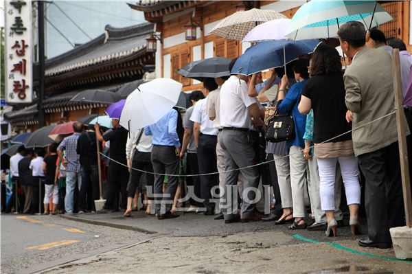 삼계탕 전문점 앞에서 줄을 서 기다리고 있는 손님들. 이주현 기자 juhyun@newsway.co.kr