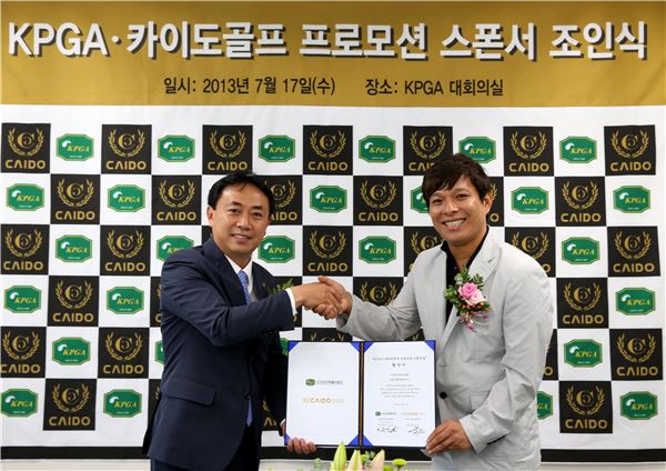 KPGA 이준영 전무(왼쪽)와 카이도골프 배우균 대표