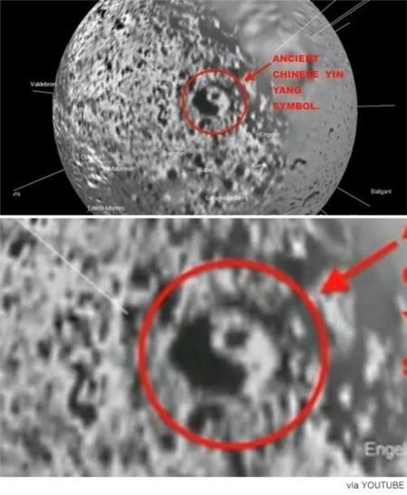 토성의 세 번째 위성인 ‘이아페투스’에서 태극무늬가 발견돼 화제가 되고 있다. (사진=온라인 커뮤니티 캡쳐)