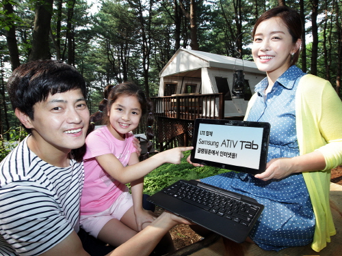 경기도 가평에 위치한 '아난티 클럽 서울 글램핑존'에서 모델들이 삼성 아티브 탭 LTE를 소개하고 있다. 사진=삼성전자 제공