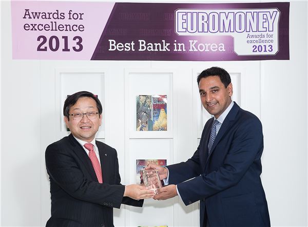 김종준 하나은행 은행장(왼쪽)과 윌리엄 파웰 유러머니 부 발행인이 대한민국 최우수 은행(Best Bank in Korea)을 수상 기념촬영을 하고 있다. 사진=하나은행 제공