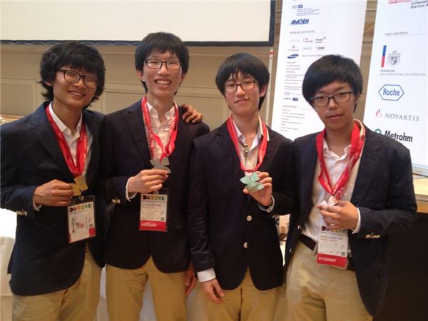 제 24회 국제생물올림피아드 왼쪽부터 류광민, 박준형, 이용민, 노경환 군 사진=미래창조과학부 제공