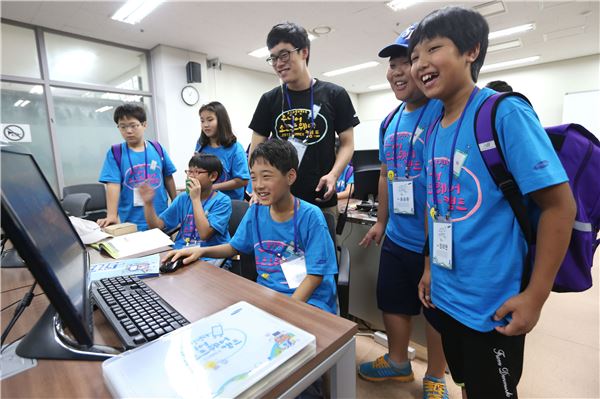22일부터 24일까지 경희대학교 국제캠퍼스에서 열리고 있는 '소프트웨어 캠프'에 참가한 학생들이 소프트웨어 프로그래밍 실습을 해보고 있다.   사진=삼성전자 제공