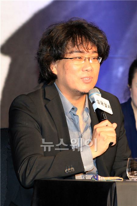 감독 봉준호가 영화 '설국열차'의 기자회견에서 취재진의 질문에 답하고 있다. 이주현 기자 juhyun@newsway.co.kr