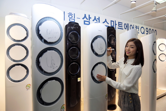 지난 5월 삼성 스마트 에어컨 'Q9000'에 모델 김연아가 싸인하고 있다.  사진=삼성전자 제공