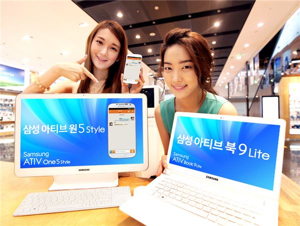 삼성전자 모델이 서초동 삼성전자 딜라이트숍에서 신제품 '아티브 북9 라이트'와 '아티브 원5 스타일'을 선보이는 모습.사진=삼성전자 제공