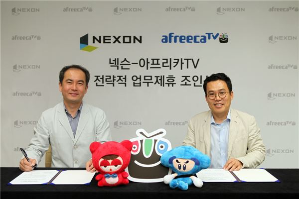 서민 넥슨 대표가 서수길 아프리카TV 대표와 업무협약을 체결하고 있다. (사진=넥슨 제공)