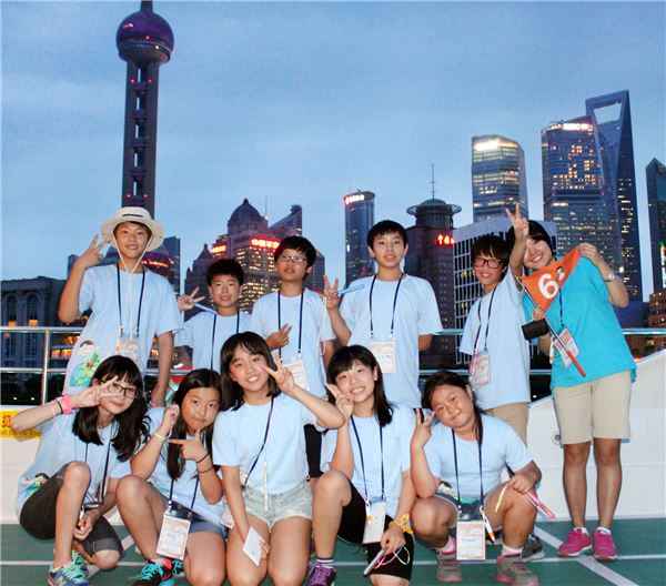 미래에셋박현주재단 '제10회 글로벌 문화체험' 행사에 참여한 학생들이 중국상해에서 기념촬영을 하고 있다. 사진 = 미래에셋증권