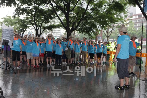 비속에서 21세기한국대학생연합 회원들이 통일대행진단 발대식을 진행했다. 이주현 기자 juhyun@newsway.co.kr